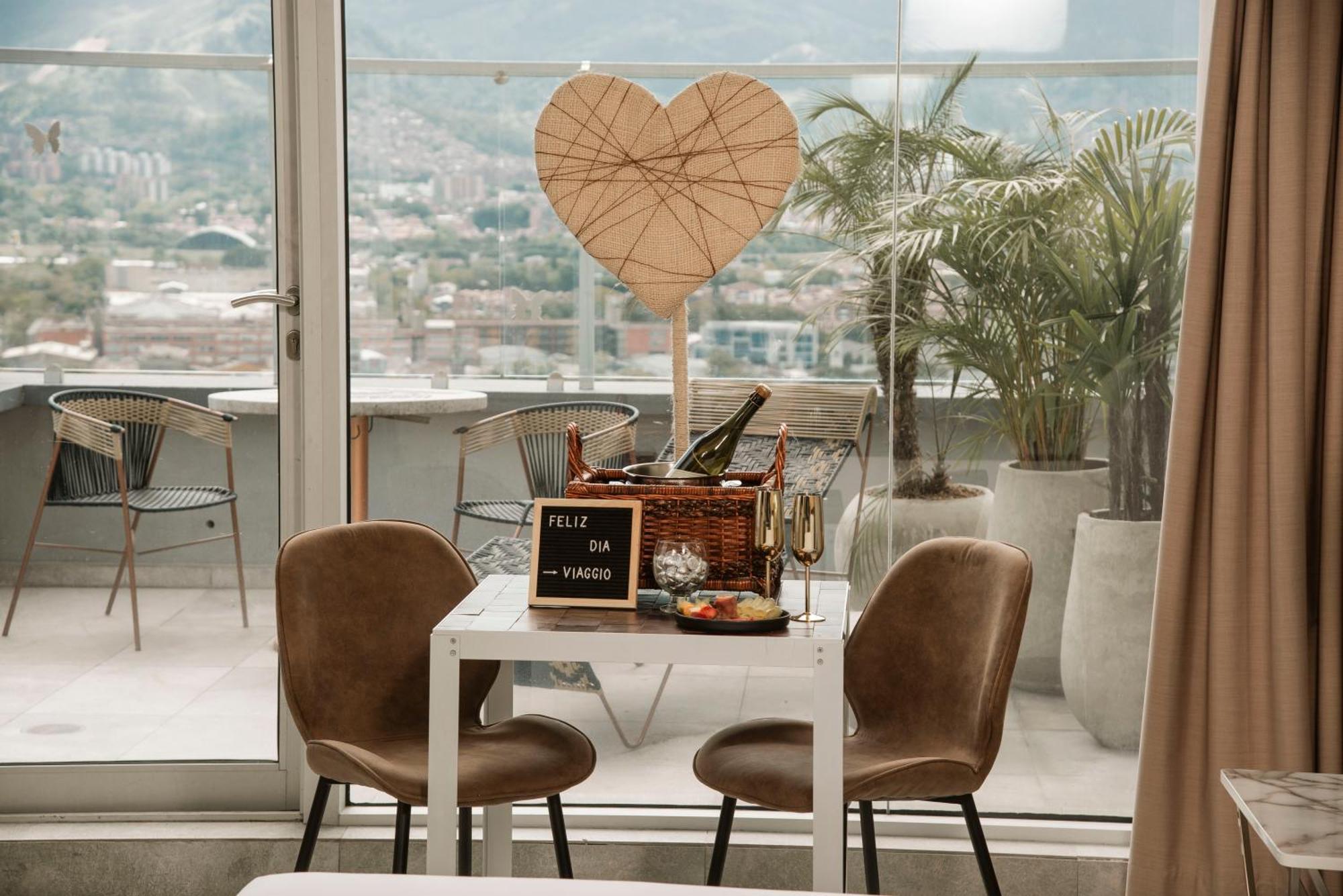 V Grand Hotel, A Member Of Radisson Individuals Medellin Ngoại thất bức ảnh